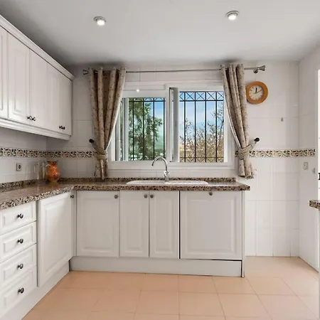 Awesome 3 Bedroom Apart. W/ 4 Terraces, Pool & Parking Appartement Marbella